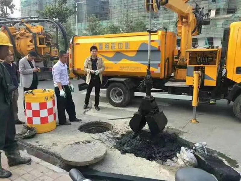 花溪街道：网格员化身“清道夫”，为民解忧疏通“堵心”化粪池