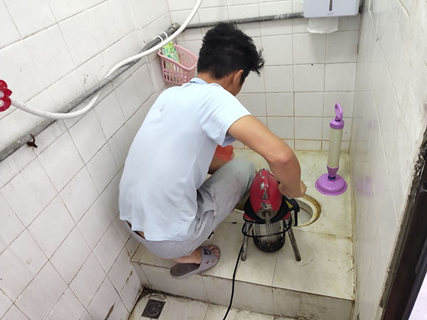 花溪肥皂掉到马桶里把马桶堵住了怎么办？马桶堵住了怎么办