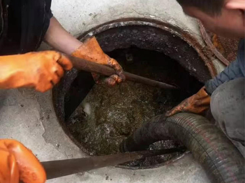 花溪清理化粪池时如何避免沼气的危害?